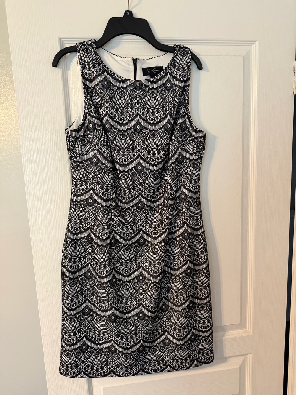 Jessica Simpson Black and White Sleeveless Patterned Sheath Dress